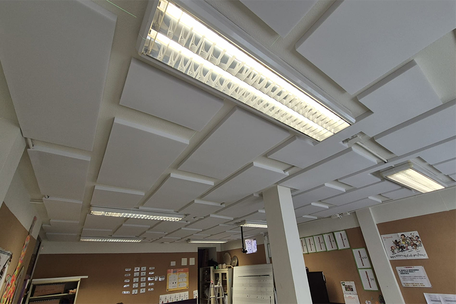 instalacion techo acustico colegio